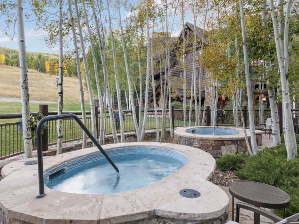 Ski access 300 yards away and access to Ritz Carlton
